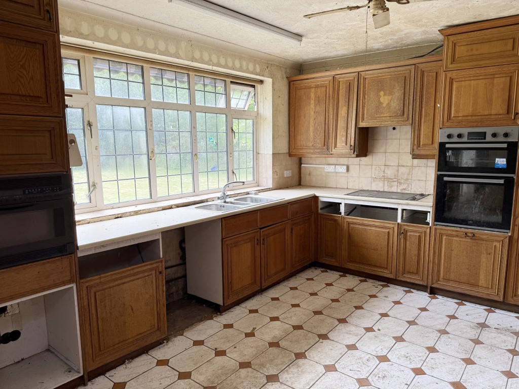 Lot: 68 - MIXED USE SITE WITH PLANNING COMPRISING TEN ACRES ADJACENT GATWICK AIRPORT - Main house kitchen